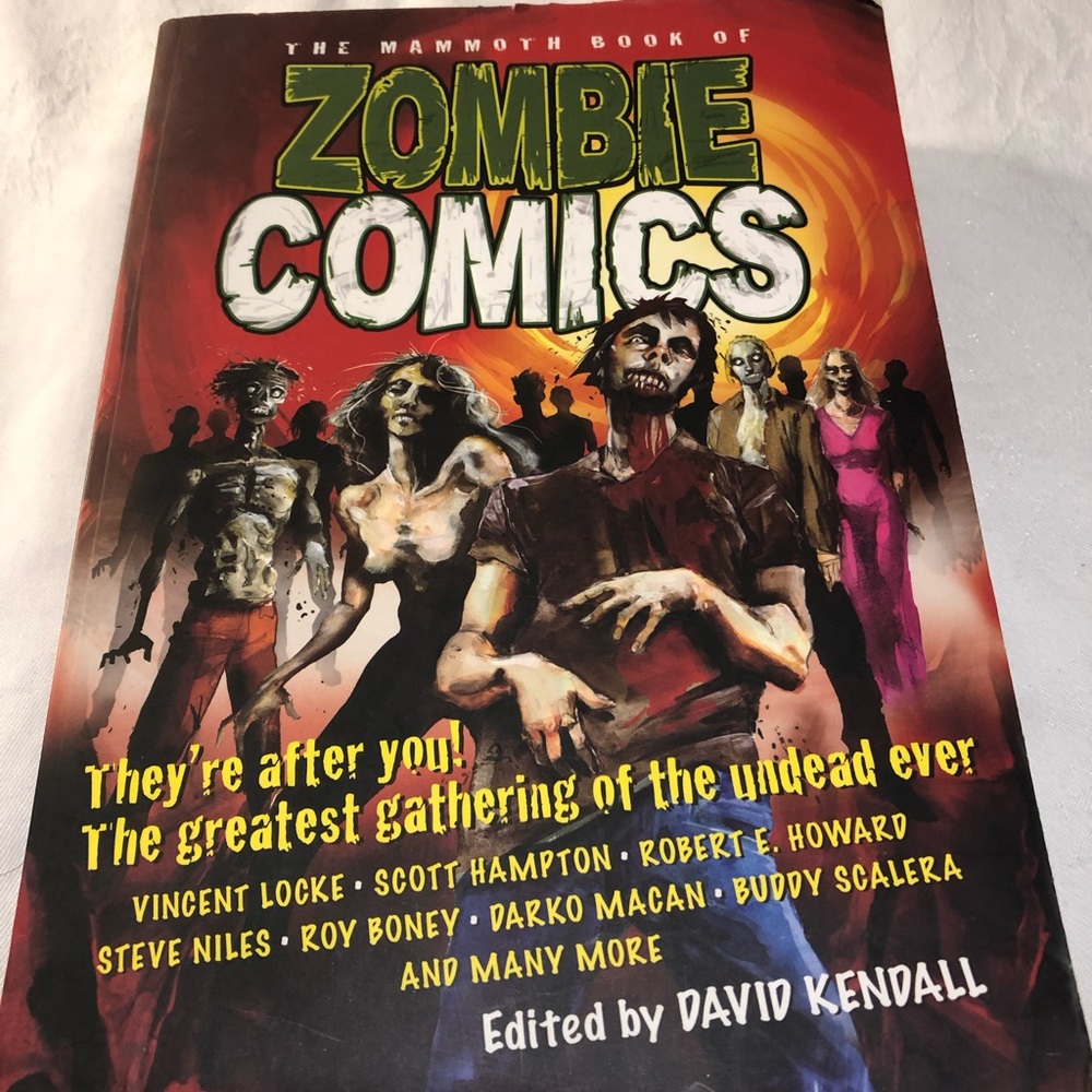 Mammoth Book of Zombie Comics 450 pages!